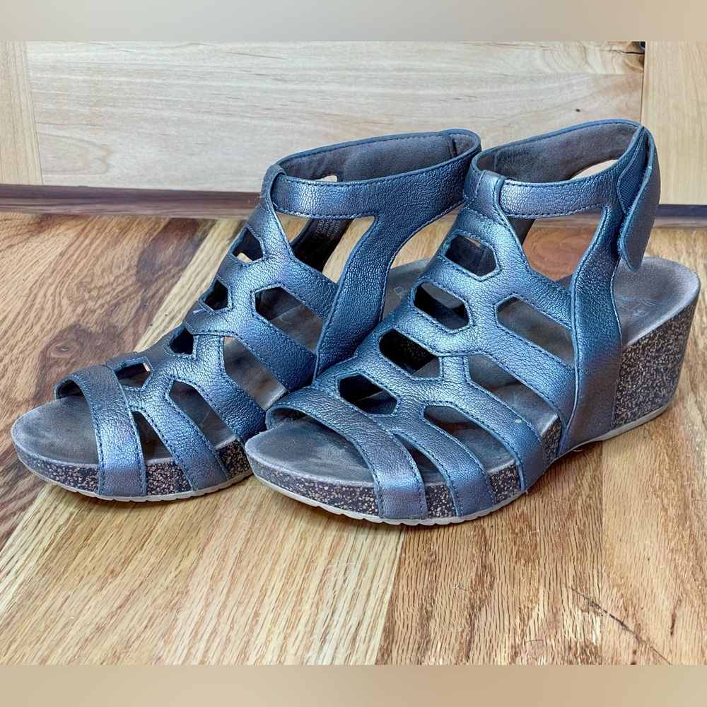 Dansko soft gold sandals